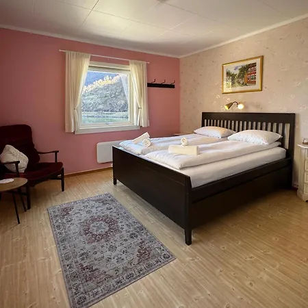 Svingen - Panoramic Fjord Views In Guest house Flam