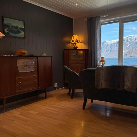 Svingen - Panoramic Fjord Views In Guest house